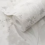 Secret Garden: Fehér alapon halványszürke kis halvány bézs virágok levelekkel (lángálló, mosható) vlies-vinyl tapéta