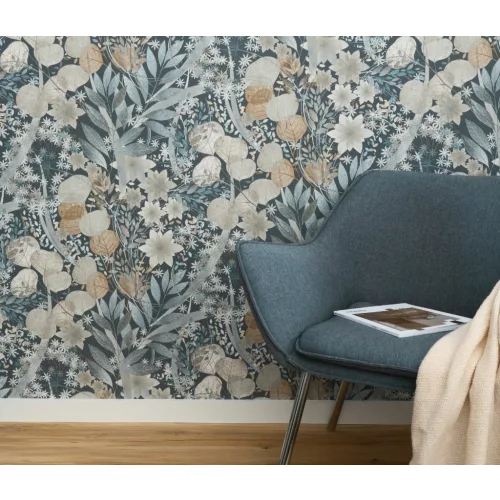 Secret Garden: Farmerkékes alapon bézs-szürke virágok levelekkel (lángálló, mosható) vlies-vinyl tapéta