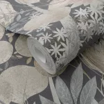 Secret Garden: Farmerkékes alapon bézs-szürke virágok levelekkel (lángálló, mosható) vlies-vinyl tapéta