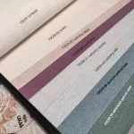 Krém alapon ezüst csillámos elegáns egyszínű strukturált vlies-vinyl tapéta