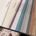 Sötétebb petrol zöld alapon ezüst csillámos elegáns egyszínű strukturált vlies-vinyl tapéta