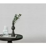 Halványszürke alapon ezüst csillámos elegáns egyszínű strukturált vlies-vinyl tapéta