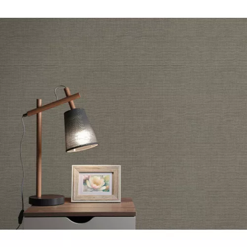 Sötétebb szürke (barnás szürke) alapon ezüst csillámos egyszínű strukturált vlies-vinyl tapéta