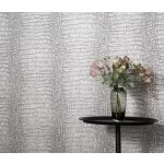 Forest Dreams: Króm-ezüst enyhén csillogó krokodilbőr mintás texturált hatású (lángálló, mosható) vlies-vinyl tapéta