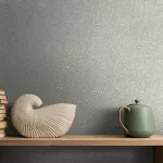 Ritus: Szürkésfehér alapon fémes halványkék virág mintás (mosható) vlies-vinyl tapéta