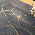 Metálos kollekció Speciel FX2: Éjkék-arany geometrikus sugárjáték mintás (mosható) vlies-vinyl tapéta