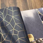 Metálos kollekció Speciel FX2: Éjkék-arany geometrikus sugárjáték mintás (mosható) vlies-vinyl tapéta