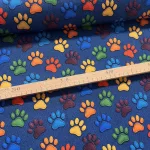 Designer vízálló szövet: Kék alapon színes tappancsos