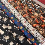 Designer vízálló szövet: Kék alapon színes tappancsos