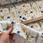 Designer vízálló szövet: Fehér alapon sárga-kék-fehér vadvirágos (A)