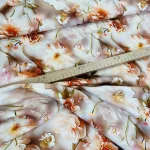 Halvány barack-fehér virágos digitálisan nyomott viszkóz voile