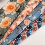 Halvány barack-fehér virágos digitálisan nyomott viszkóz voile