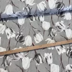 Szürkés alapon szürke-fehér tulipános dekortextil