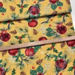 280 cm-es sárgás alapon tobozos-piros gömbdíszes karácsonyi dekortextil (TH)
