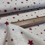 280 cm-es Natúr alapon piros csillagos arany szálas karácsonyi dekortextil (TH)