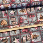 Szürke fa alapon négyzetekben kesztyű, csengő karácsonyi dekortextil (TH)
