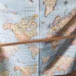 Kék világtérképes dekortextil