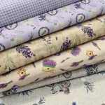 Zsákvászon hatású alapon levendula csokros dekortextil (TA)