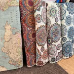 Világos alapon ciklámen-sárga-kék mandalás dekortextil