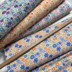 Kedves virágos: Fehér a. kék-rózsaszín dekortextil (digitálisan nyomott)