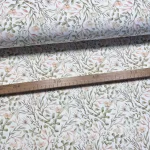 0.16 m EGYBEN KÉRHETŐ Fehér alapon tavaszi leveles-indás (zöld-barackos) dekortextil (digitálisan nyomott)