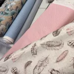 Rózsaszín-barna tollas dekortextil (digitálisan nyomott)