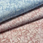 Kék alapon fehér levelek-virágok dekortextil (digitálisan nyomott)