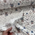 Ekrü alapon kék ruhás macis minky plüss