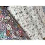 Ekrü alapon kék ruhás macis minky plüss