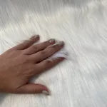 Fehér hosszúszőrű műszőrme 20*150 cm-es csíkokra szabva