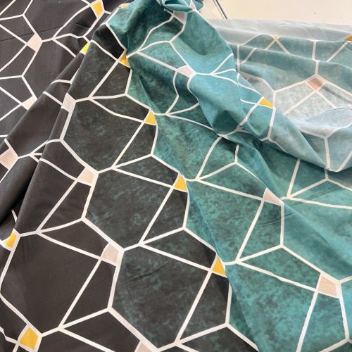 Fekete-türkizes geometria mintás 160 cm sz. pamutvászon (KA)