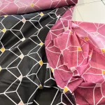 Fekete-mályvás-rózsaszín geometria mintás 160 cm sz. pamutvászon (KA)