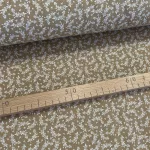 Bézs alapon fehér kiságas pamutvászon