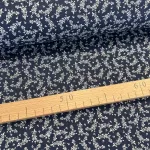 Sötétkék alapon fehér kiságas pamutvászon