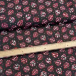 Fekete alapon népies katicás pamutvászon