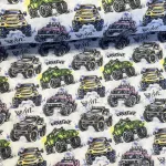 Fehér alapon színes monster truckos pamutvászon