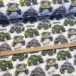 Fehér alapon színes monster truckos pamutvászon