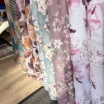 Olajfestékkel festett lila - narancs szirmok 160 cm sz. pamutvászon (Mr)