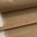 Sötétebb bézs alapon 2 mm-es kispöttyös pamutvászon (7676 Dark Beige)