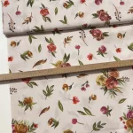 0,26 m EGYBEN  KÉRHETŐ Digitális pamutszatén: Nagyon halvány rózsaszínes a. rózsacsokros