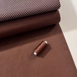  1,45 m Foltos EGYBEN KÉRHETŐ Csokibarna egyszínű pamutvászon (Chocolate B. TPX 18-1222)