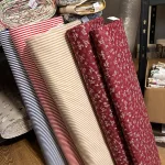 Bordó alapon fehér pitypangos kékfestő jellegű pamutvászon