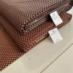 0,6 m Szálhibás EGYBEN KÉRHETŐ Toffifee barna alapon 2 mm-es kispöttyös pamutvászon (Toffee/Coffee)