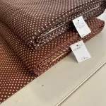Toffifee barna alapon 2 mm-es kispöttyös pamutvászon (Toffee/Coffee)