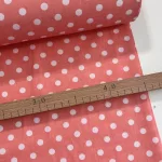 Korall alapon fehér 8 mm-es pöttyös (puha, puplin tapintású) pamutvászon