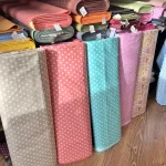 Korall alapon fehér 8 mm-es pöttyös (puha, puplin tapintású) pamutvászon