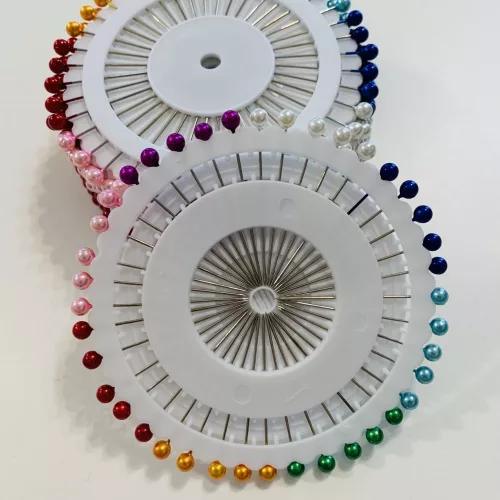 Körben színes műanyag fejű vas gombostű (40 db-os)