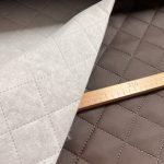 KIÁRUSÍTÁS: Steppelt textilbőr bútorszövet flíz béléssel: Csokibarna 5 cm-es négyzetes