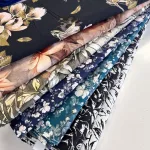 Fehér alapon fekete tulipános viszkóz voile