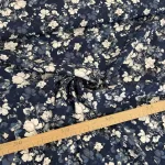 Sötétkék alapon fehér rózsás viszkóz voile